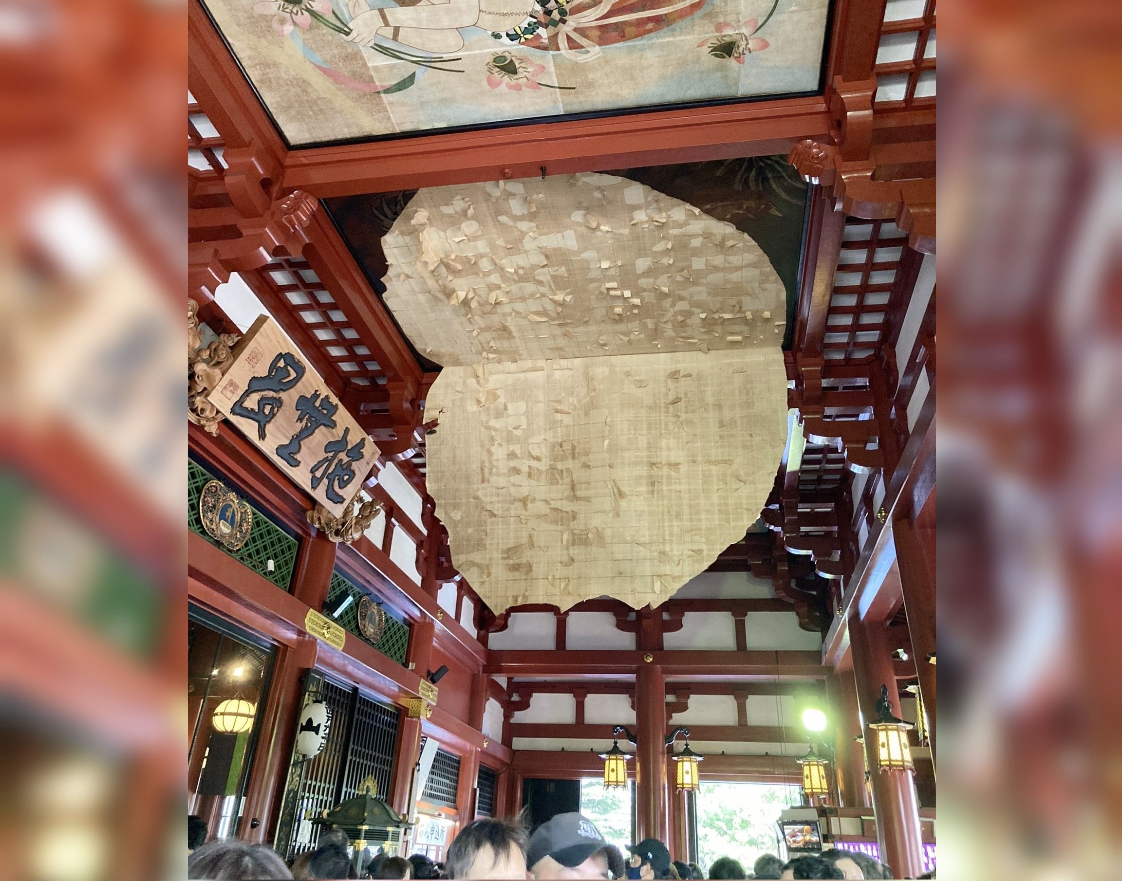 东京浅草寺“巨龙画”脱落垂挂天花板上