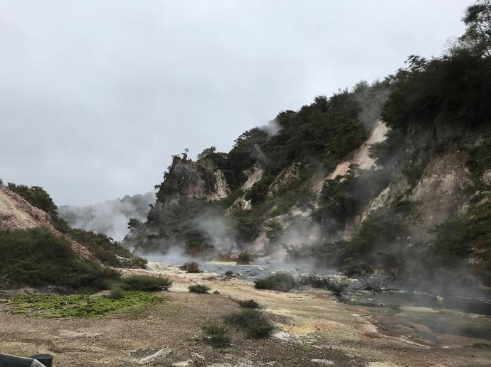 怀芒古的地热原始斑斓，山路易行。  