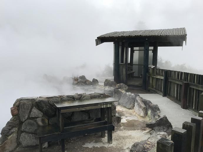 在华卡雷瓦雷瓦活火山地热村，毛利人善用天然资源煮菜烹饪。