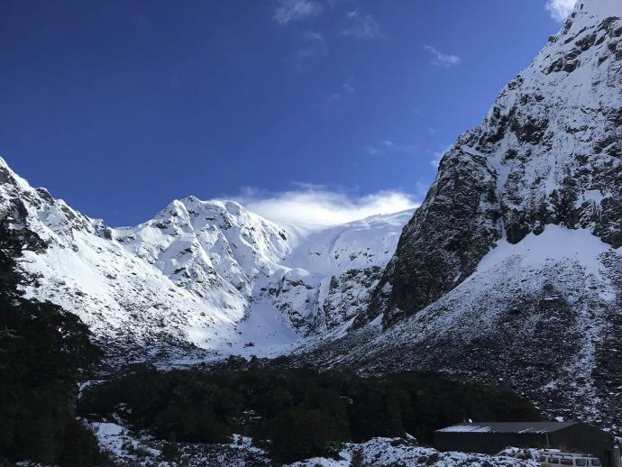 从皇后镇到米尔福德峡湾费时5小时车程，沿途积雪深厚，山峰奇骏磅礴。 