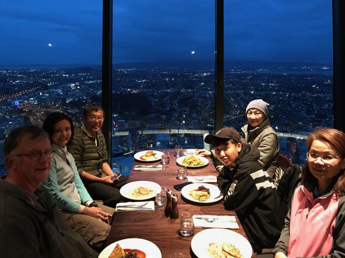 在奥克兰天空城（Skycity）的循转餐厅享用晚餐，以及庆祝爸爸生日与退休20年，情谊、良辰、美景，没齿难忘。 