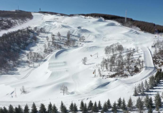 北京云顶滑雪公园赛道造雪