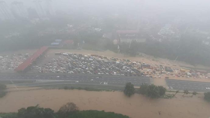 Kesas Highway from Sri Petaling Jaya to Puchong 水灾