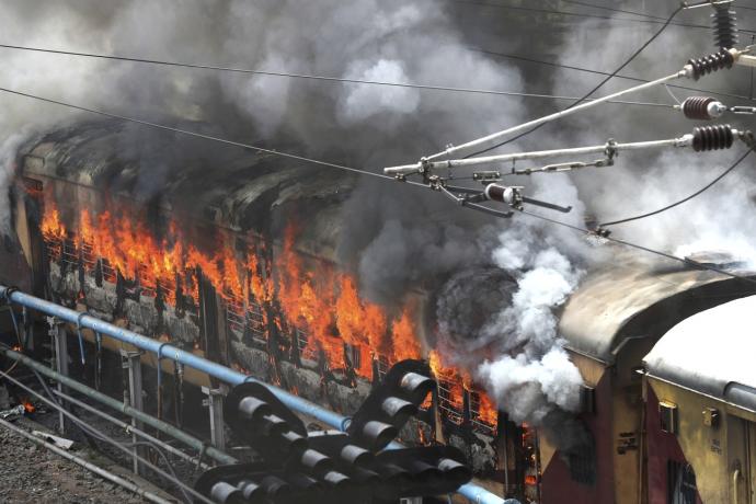 印度示威烧火车