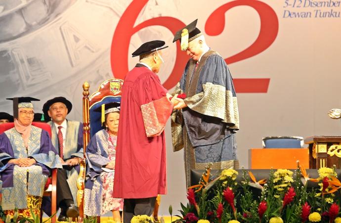 王赓武获马大颁授荣誉哲学博士学位