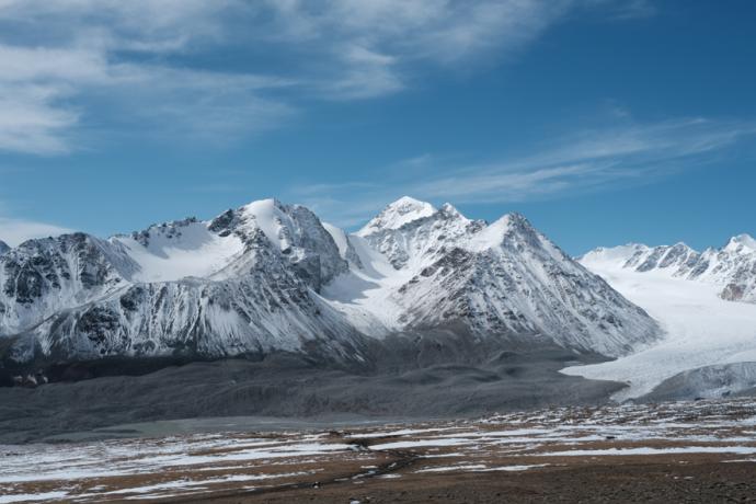 蒙古雪山