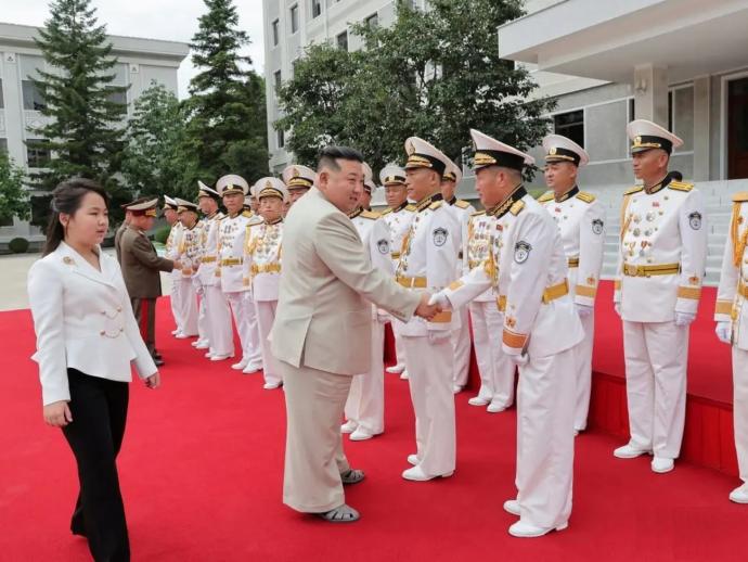 金正恩视察海军司令部