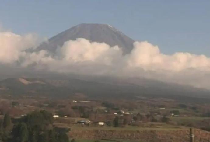 连3天气温高于摄氏零度 富士山顶积雪罕见融光光