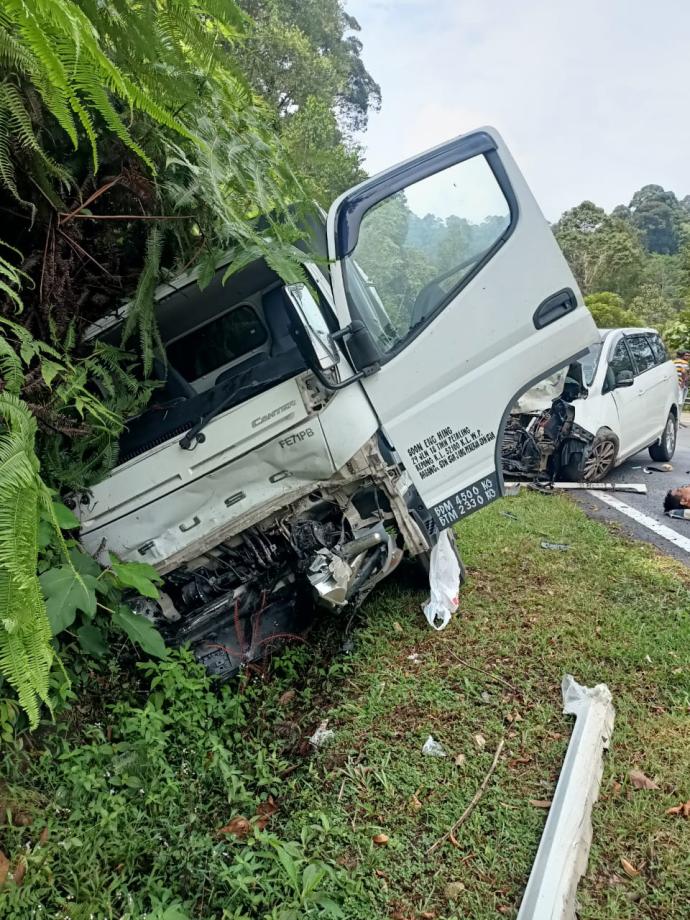 罗里撞休旅车