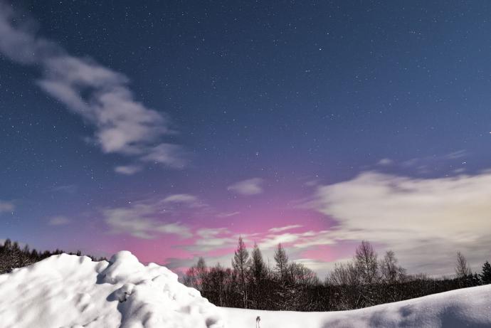 北海道现低纬度极光 夜空被染成绝美淡红