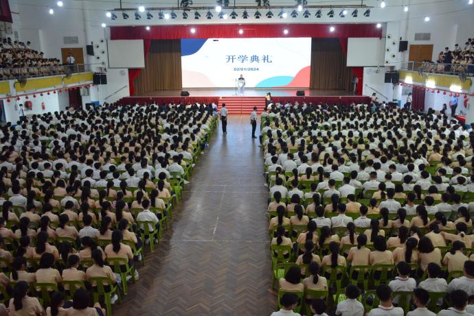 芙蓉中华中学举行开课典礼