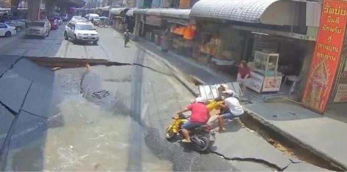 曼谷柏油路坍塌