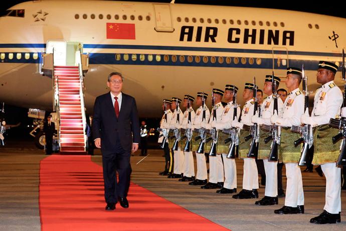 中国总理李强抵马官访