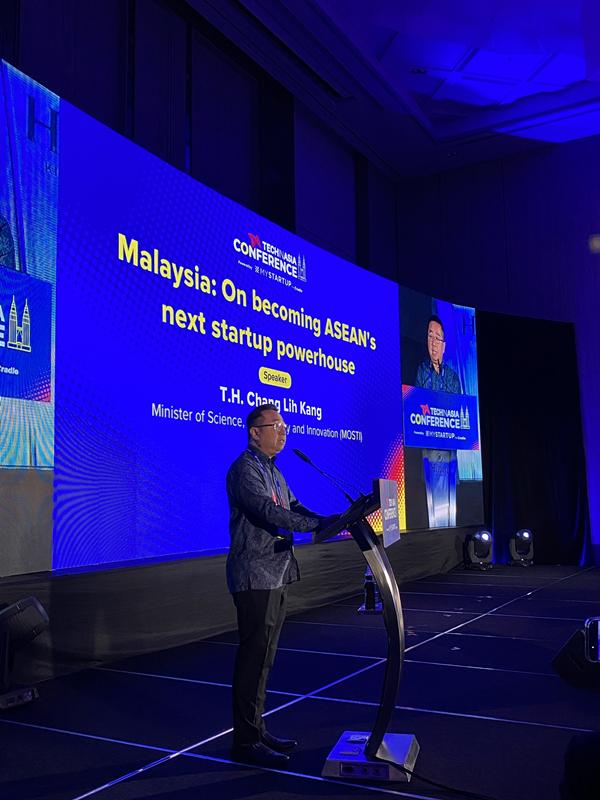 郑立慷在2024年亚洲科技大会上发表主题演讲