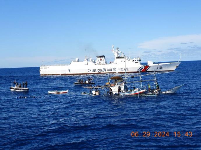 中菲双方联手救援菲律宾渔船