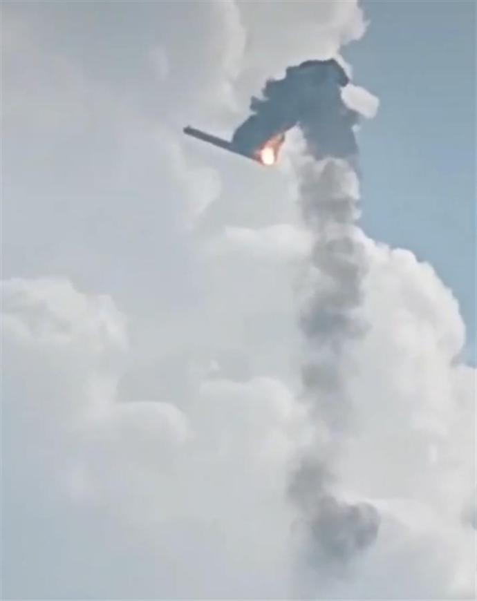 火箭残骸自空中坠地爆炸
