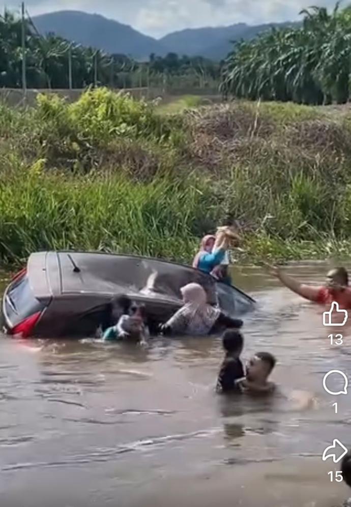 民众游到大水沟救出妇女及幼童（视频截图）