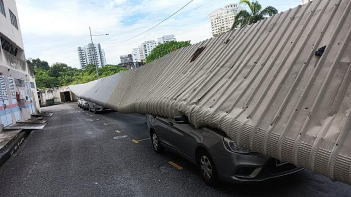 铁皮掀飞砸车