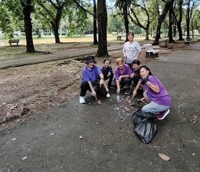 火箭妇女组清除滑轮场的蜡泪，还环境有清洁