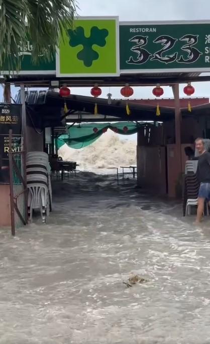 槟城暴风雨肆虐 沿海餐厅遭海水泛滥