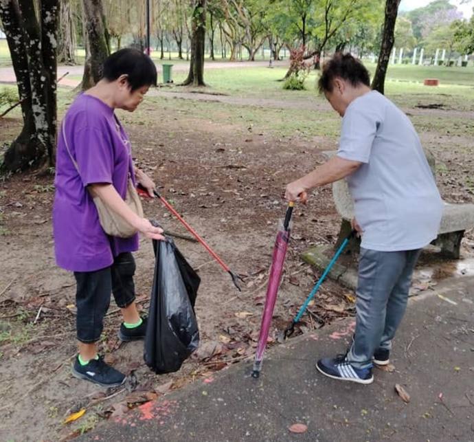 清理庆中秋留下的垃圾