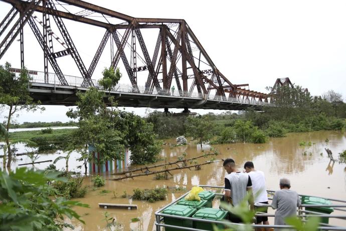 台风“摩羯”袭越南 河内地标龙边桥下的红河河水水位高涨