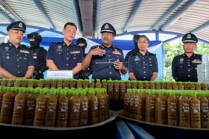 警方起获大批哥冬水