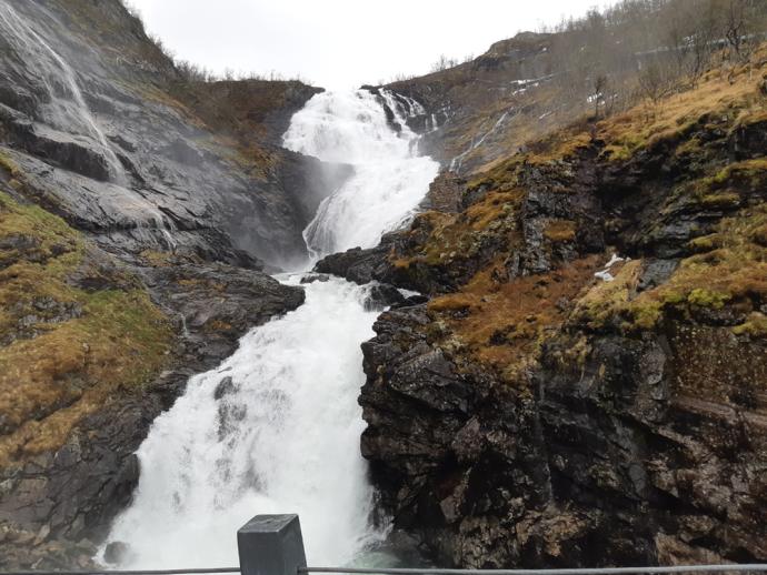 Kjosfossen 瀑布