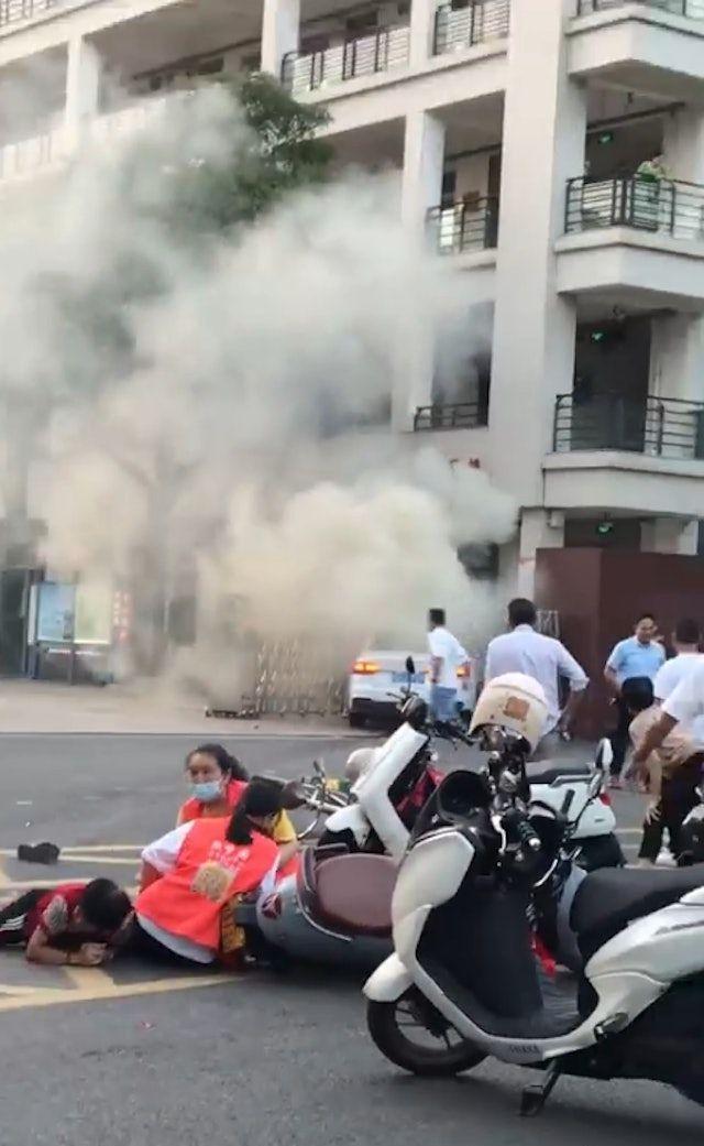 福建漳州车祸 汽车冲撞学校