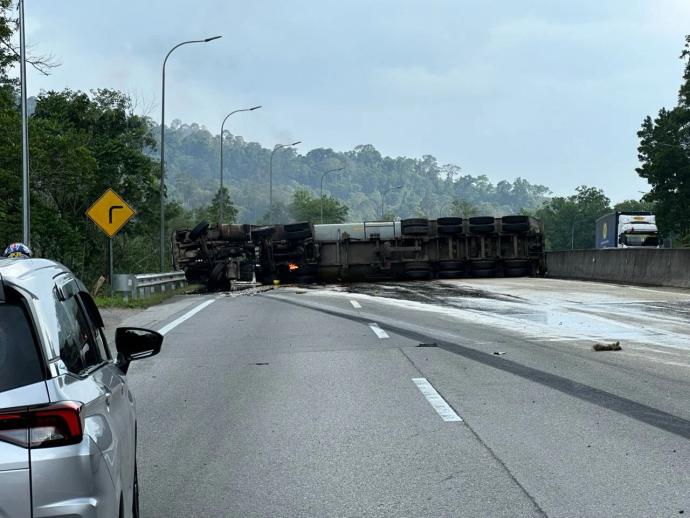 载棕油罗里失控翻覆 加叻大道瘫痪大塞车