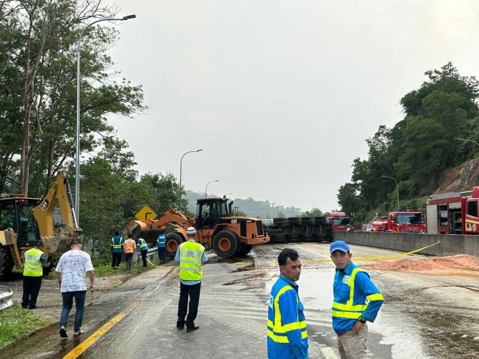 载棕油罗里失控翻覆 加叻大道瘫痪大塞车