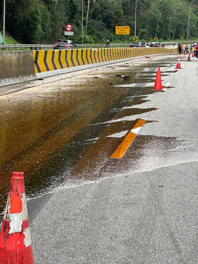 载棕油罗里失控翻覆 加叻大道瘫痪大塞车