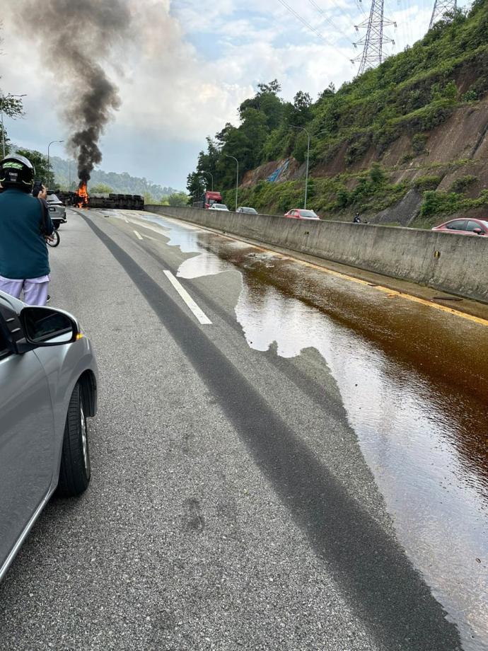 载棕油罗里失控翻覆 加叻大道瘫痪大塞车