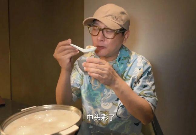 张信哲煮汤圆庆立冬（视频截图）