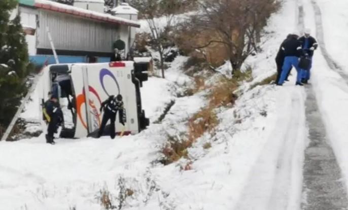 日本观光巴士雪地打滑