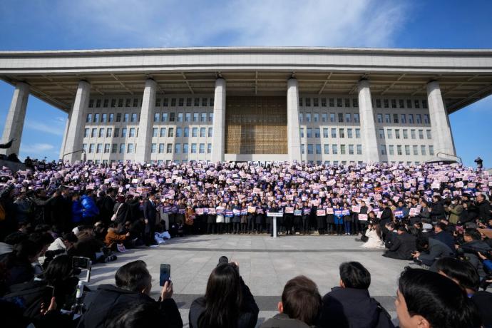 韩国共同民主党成员在首尔的国会大楼外