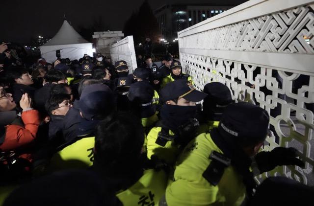 韩国警察阻止人群进入国会