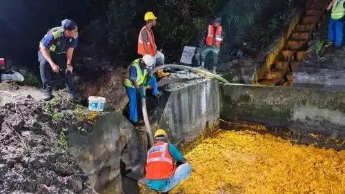 油槽车大道失控侧翻 棕油泄漏恐污染水源