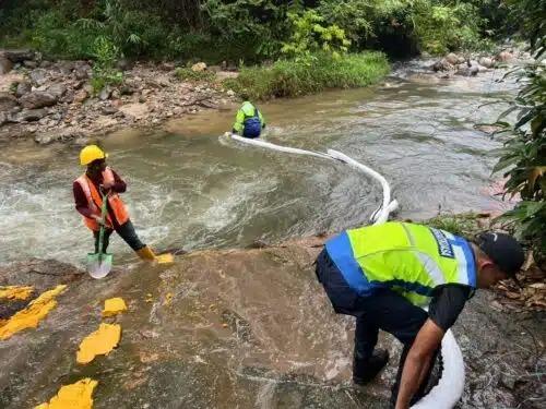 油槽车大道失控侧翻 棕油泄漏恐污染水源