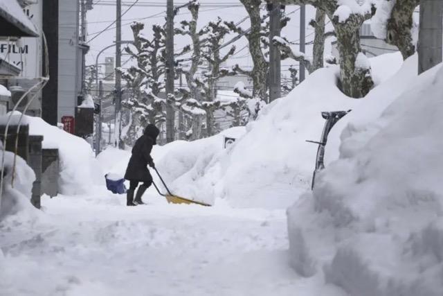 日本青森滑雪场雪崩