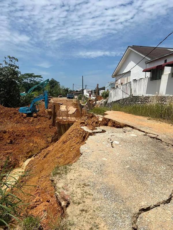 打巴 大红花 住宅花园 土崩 水管破裂