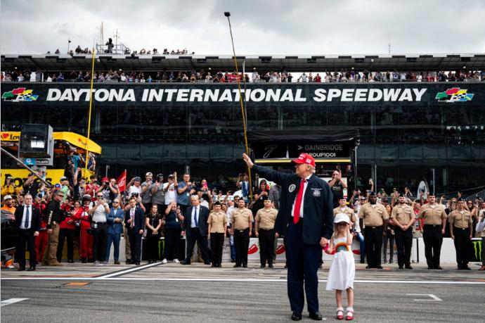 特朗普车队驶入代托纳500大赛 Daytona 500（美联社）