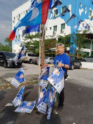 马袖强谴责敌对政党破坏看板。