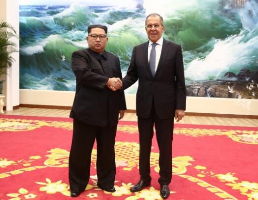 朝鲜领袖金正恩（左）会见俄罗斯外长拉夫罗夫。