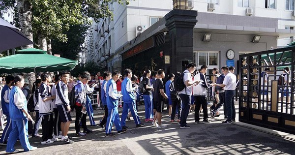 参与高考的北京第四中学学生星期四进入考场。当天的中文写作多以习近平的言论口号命题。（新华社）