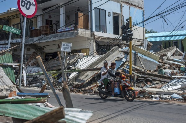  印尼旅游胜地龙目岛（Lombok）附近19日晚间再度地牛翻身，这起地震规模为6.9，深度为20公里。图为龙目岛本月5日强震造成严重损坏。（美联社）