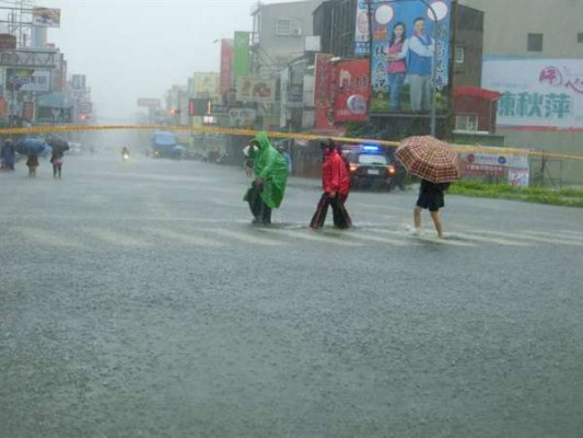 豪雨袭台南，造成全市20个行政区都淹水的灾情。（网络图）