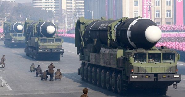 朝鲜9日上午举行建国70周年阅兵，没有展示射程可达美国的洲际弹道飞弹。图为朝鲜在今年2月阅兵大典上展示的“火星-15”洲际弹道飞弹。（美联社）