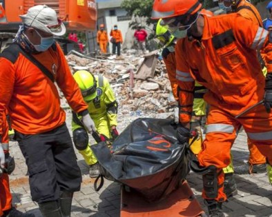 地震已酿成超过1200人死亡。（美联社）