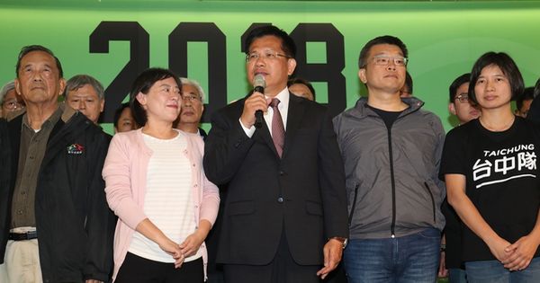 民进党籍台中市长候选人林佳龙（前中）星期六晚近8时率领团队出面，自行宣布败选。（中央社） 